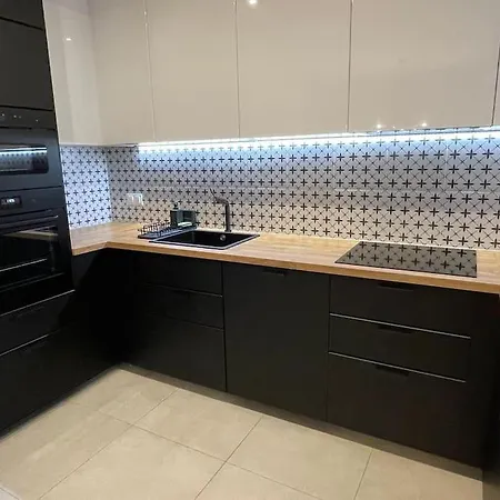 Wola Tower Apartmán *