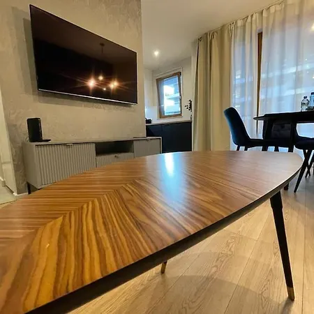 Wola Tower Apartmán *