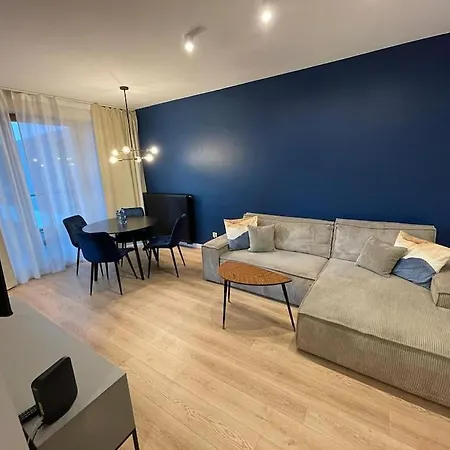 Wola Tower Apartmán *